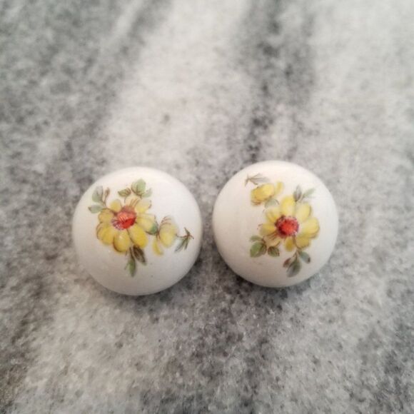 Vintage Yellow Flower Clip On Earrings, White Dome, Retro Design, Estate - Picture 5 of 5